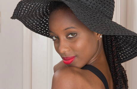 We Are Hairy invite you to explore free photos featuring Saf showing well-done form